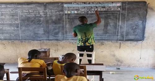 This Man Is Teaching MS Word On Blackboard To Underprivileged Kids With No Access To Computers