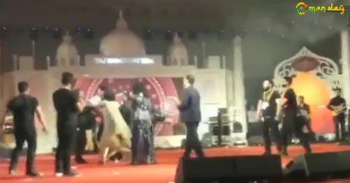 Video: Indian singers shout on stage after organisers misbehave with mother